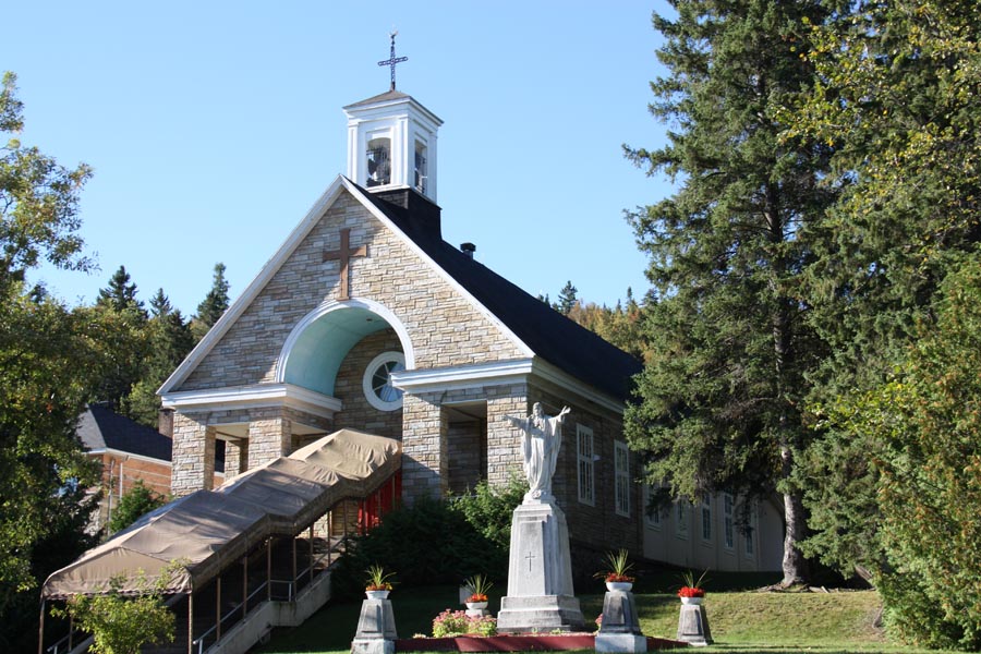 Marquer l’histoire : des étudiant.e.s en menuiserie contribuent au patrimoine de l’Église de Saint-Norbert