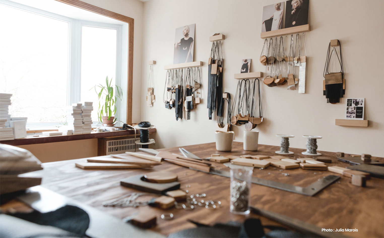 Louve Montréal est une ligne contemporaine de bijoux de bois et de cuir imaginée par Virginie Turcot-Lamarre. Inspirée par la chaleur du bois et du cuir, elle confectionne ses bijoux à partir d’un travail sur la ligne et la géométrie des formes, qu’elle allie pour créer des pièces hybrides et minimalistes. Ses compositions graphiques et épurées privilégient les agencements simples, mais singuliers. Signé métiers d'art. Ensemble artisans CMAQ