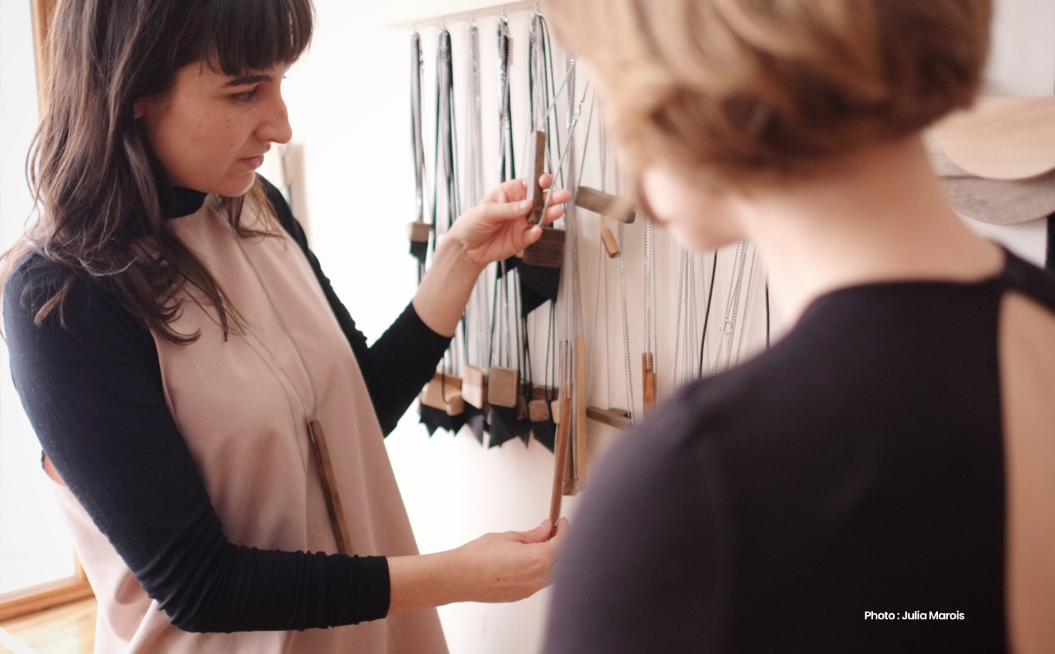 Louve Montréal est une ligne contemporaine de bijoux de bois et de cuir imaginée par Virginie Turcot-Lamarre. Inspirée par la chaleur du bois et du cuir, elle confectionne ses bijoux à partir d’un travail sur la ligne et la géométrie des formes, qu’elle allie pour créer des pièces hybrides et minimalistes. Ses compositions graphiques et épurées privilégient les agencements simples, mais singuliers. Signé métiers d'art. Ensemble artisans CMAQ